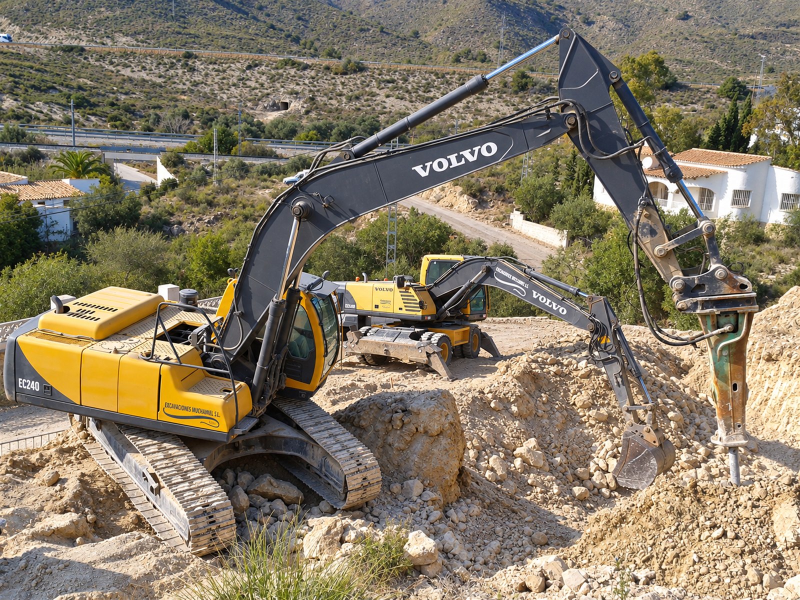 Maquinaria propia de Excavaciones Muchamiel trabajando sobre terreno rocoso