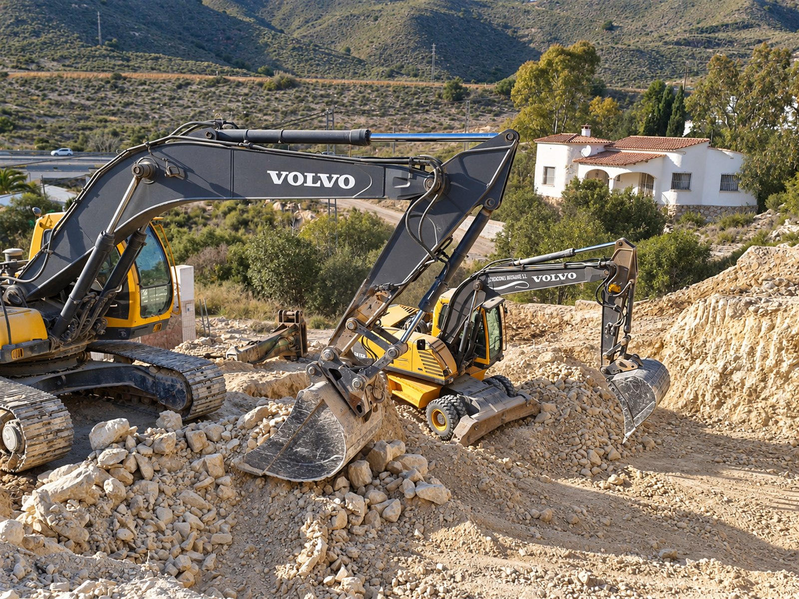 Retroexcavadora y camiones propios de Excavaciones Muchamiel realizando movimiento de tierras en Alicante