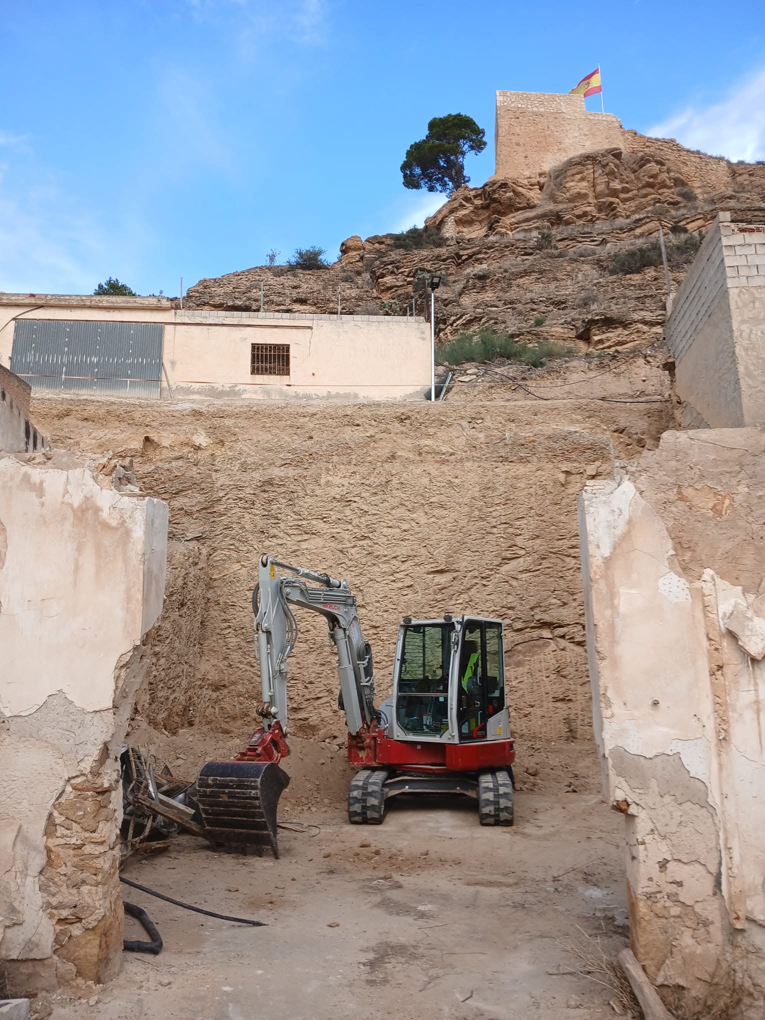 Minigiratorias Takeuchi TB23R y TB257FR en las obras de reacondicionamiento del Castillo de Busot (Alicante)