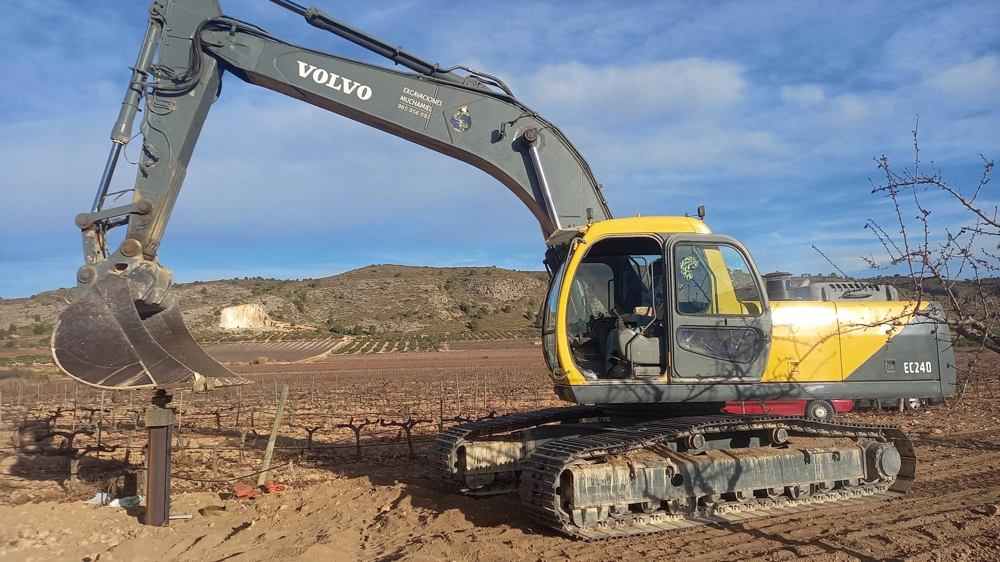 Excavadora giratoria V240 de 25 toneladas realizando catas geotécnicas por hinca para campo solar en Alicante