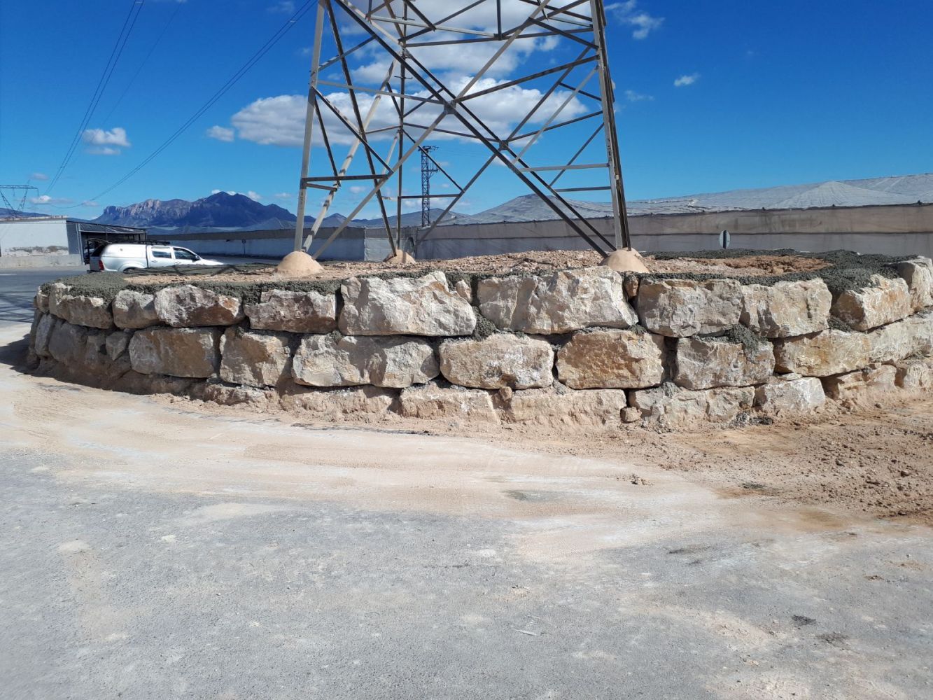 Muro circular de escollera de piedra natural para estabilizar torre de Red Eléctrica de España en Alicante